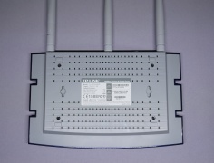 Router TL-WR1043ND Rear.jpg